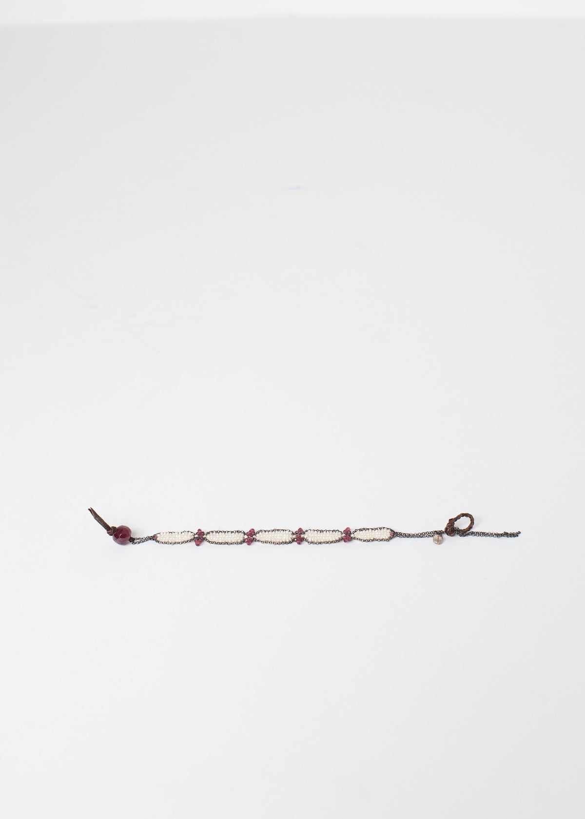 Granaatarmband in schuimige parel