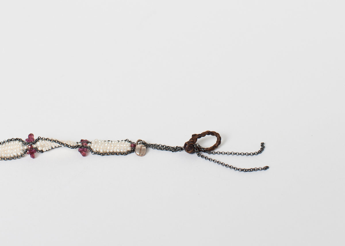 Granaatarmband in schuimige parel