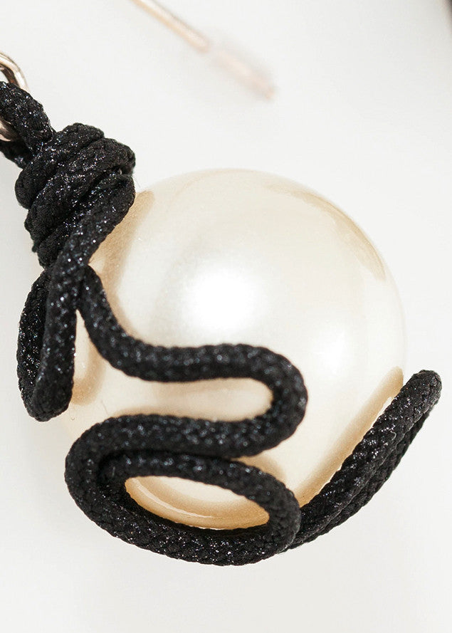 Zwevende kraaloorbel in parel