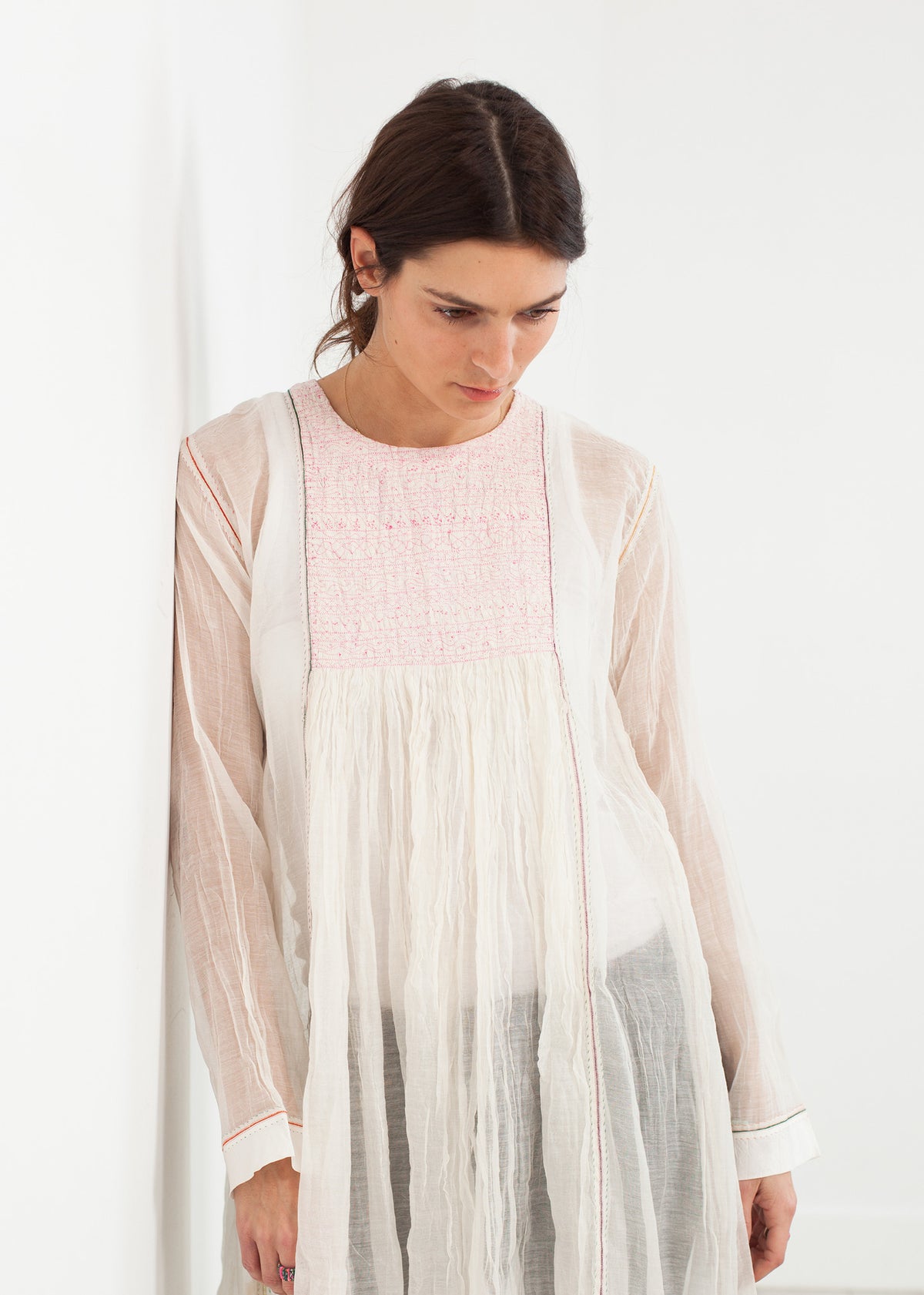 Roze slabbetjejurk in wit