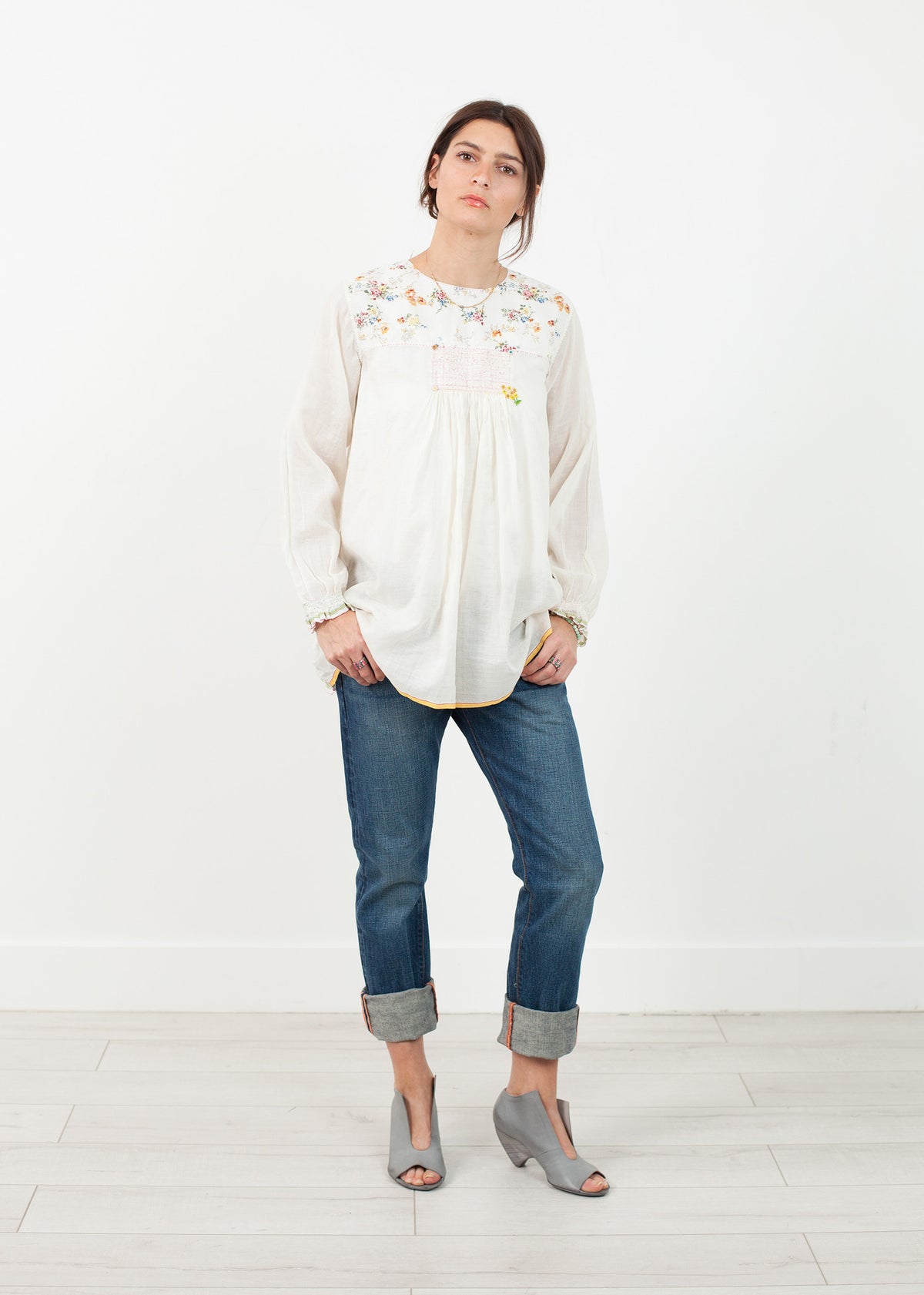 Boerenblouse met bloemenvoorkant in wit