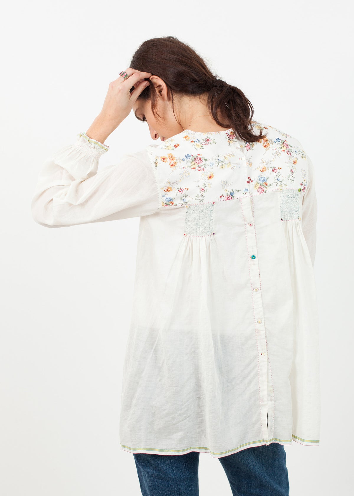 Boerenblouse met bloemenvoorkant in wit