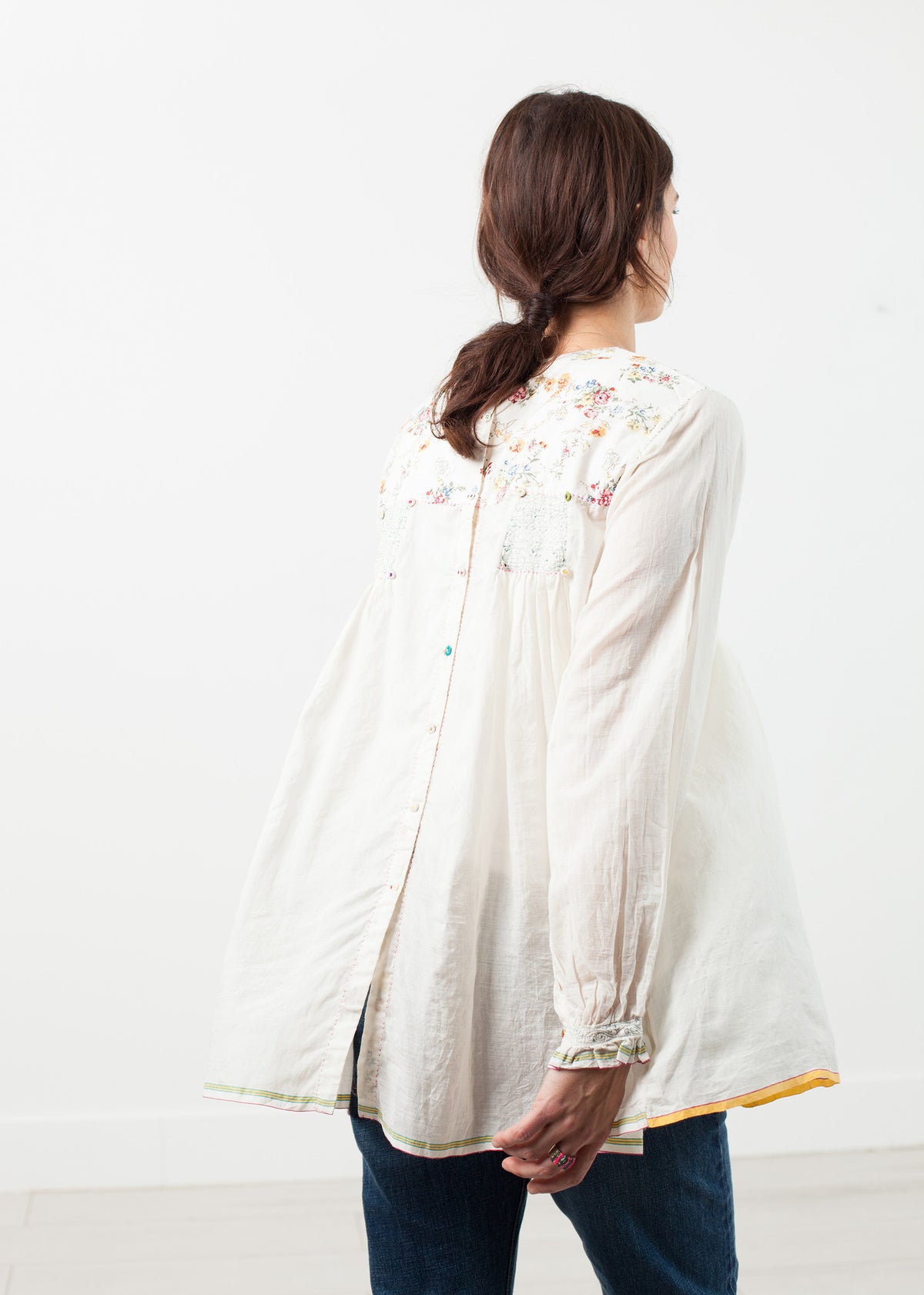 Boerenblouse met bloemenvoorkant in wit