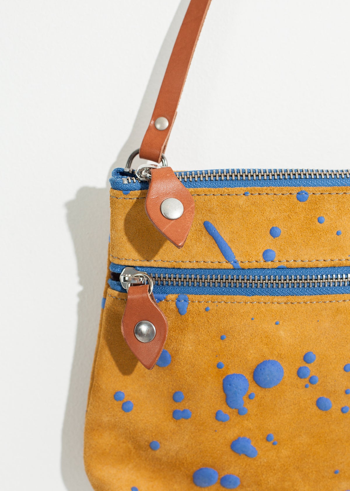 Sac à bandoulière Ink Splatter en moutarde/bleu